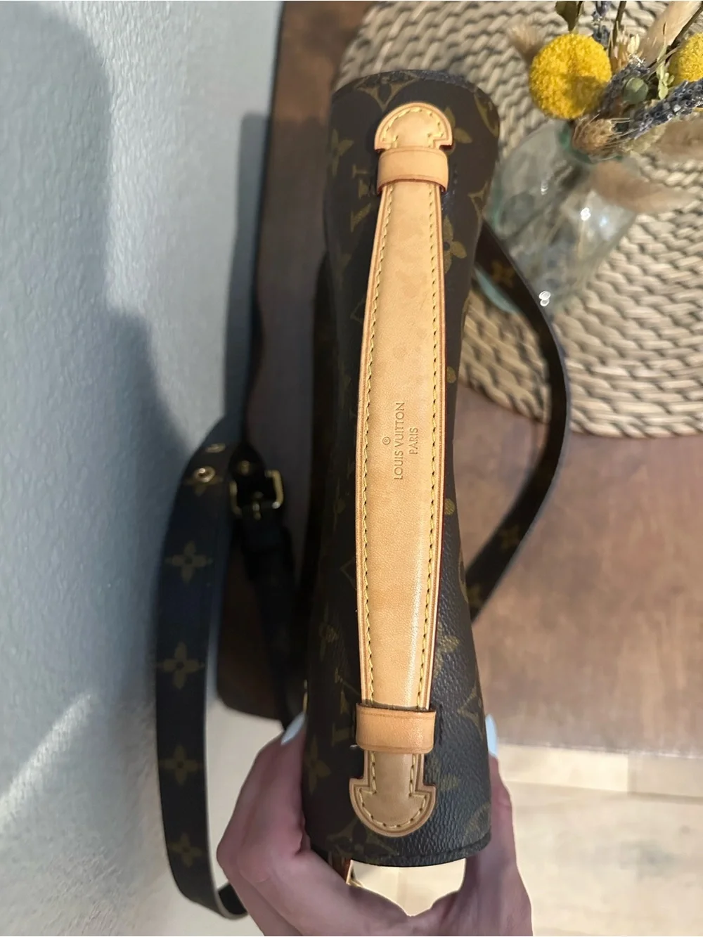 Beautiful Louis Vuitton Monogram Pochette Métis in the classic Monogram Canvas.